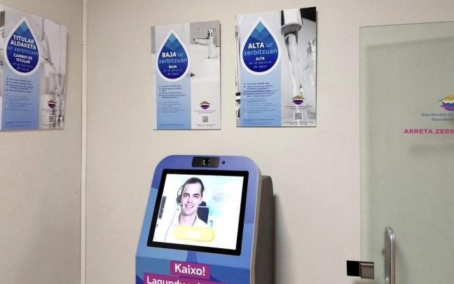 Punto de información instalado por el Ayuntamiento de Zestoa en el acceso a la casa consistorial.