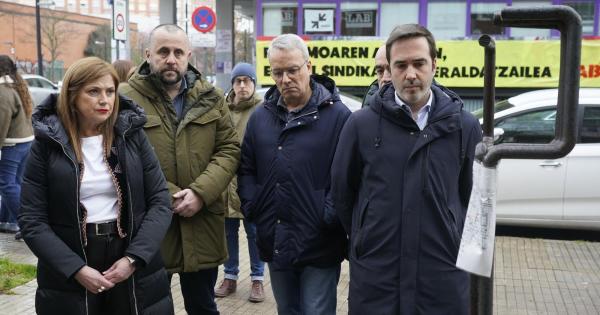 En imágenes: ofrenda floral en el monolito del 3 de marzo DNA