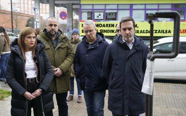 En imágenes: ofrenda floral en el monolito del 3 de marzo DNA