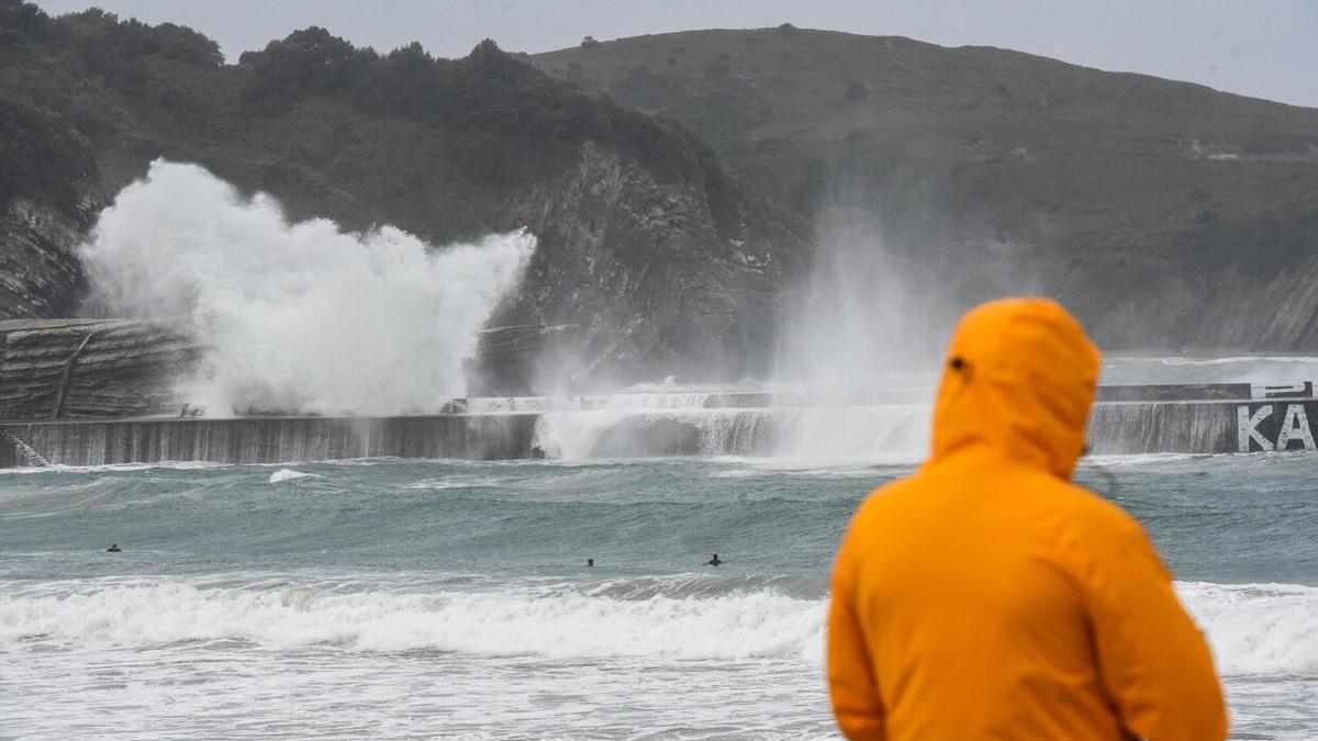 Junto al aviso por este fuerte viento se han activado también varios avisos amarillos para mañana sábado por el riesgo para la navegación y por el impacto de las olas.