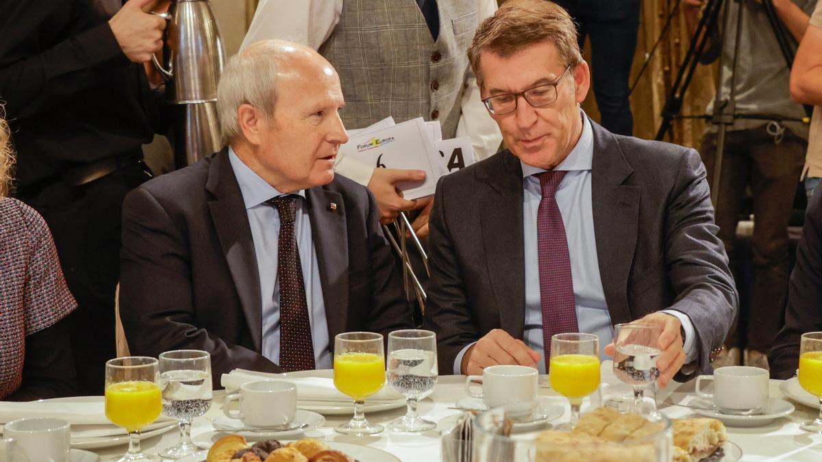 El expresident José Montilla, junto al presidente del PP, Alberto Núñez Feijóo, ayer en el Fórum Europa en el Hotel Palace de Barcelona.