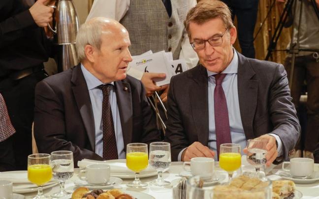 El expresident José Montilla, junto al presidente del PP, Alberto Núñez Feijóo, ayer en el Fórum Europa en el Hotel Palace de Barcelona.