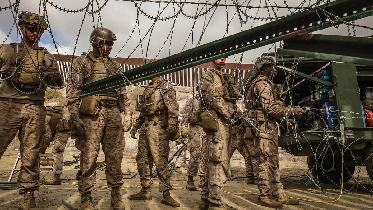 Miembros del Ejército estadounidense instalando alambres de púas en la frontera sur del país con México