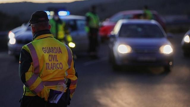 Un agente durante un control en la carretera.