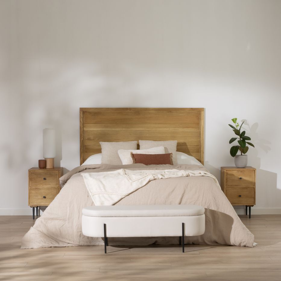 Banco tapizado ideal para calzarse en el dormitorio.