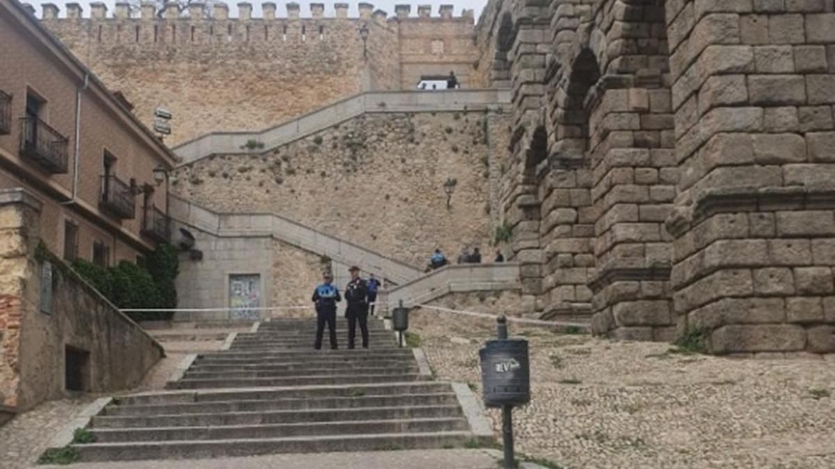Agentes de policía en el lugar del accidente.