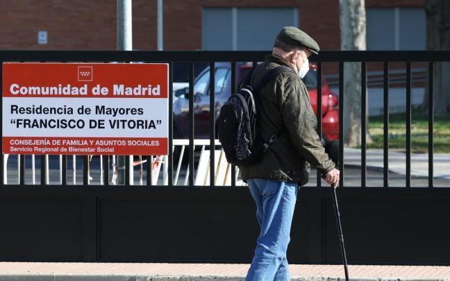 Un hombre pasea ante la residencia de Mayores Francisco de Vitoria de Alcalá de Henares. / EP Un hombre pasea ante la residencia de Mayores Francisco de Vitoria de Alcalá de Henares.