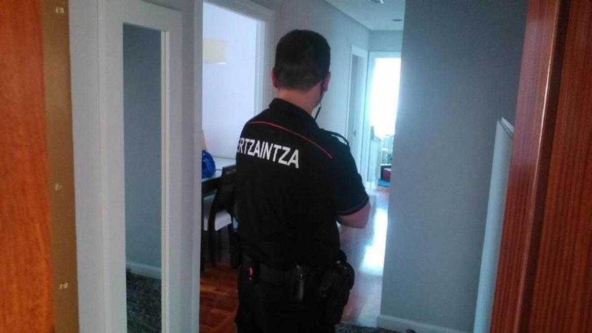 Un agente de la Ertzaintza en el interior de un piso.