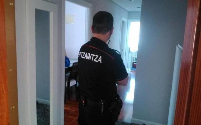 Un agente de la Ertzaintza en el interior de un piso.