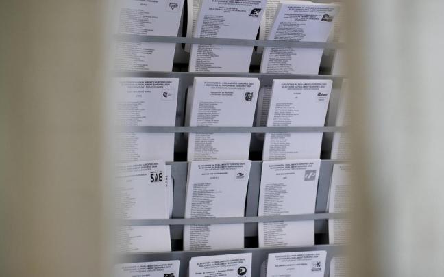 Una cabina en un colegio electoral