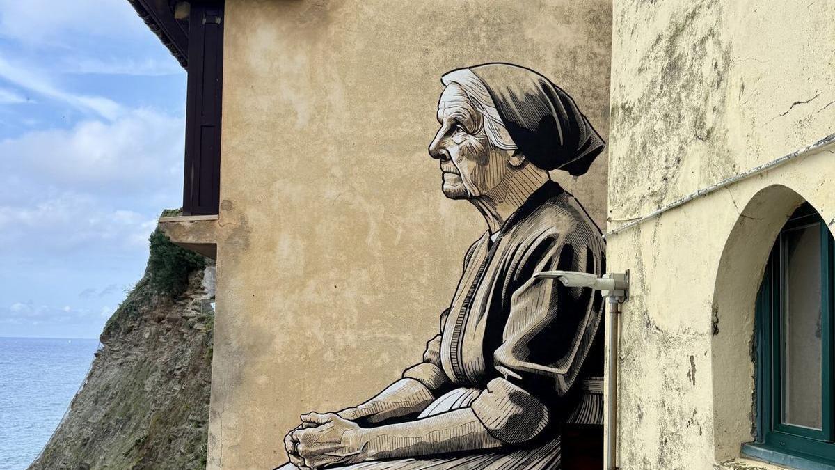 Mural de la abuela mirando al mar en Getaria.
