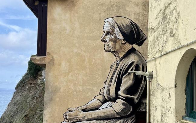 Mural de la abuela mirando al mar en Getaria.