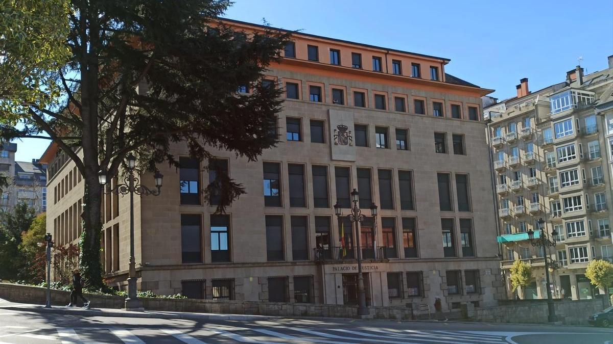 La fachada de la Audiencia Provincial de Ourense en una foto de archivo.