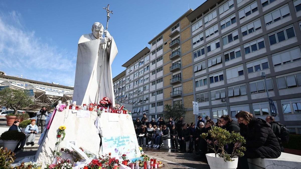 Altar improvisado frente al hospital donde permanece ingresado el Papa Francisco.