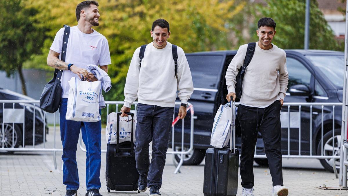 Remiro, Oyarzabal y Zubimendi, a su llegada este lunes a Las Rozas para concentrarse con la selección española absoluta. PABLO GARCÍA / RFEF