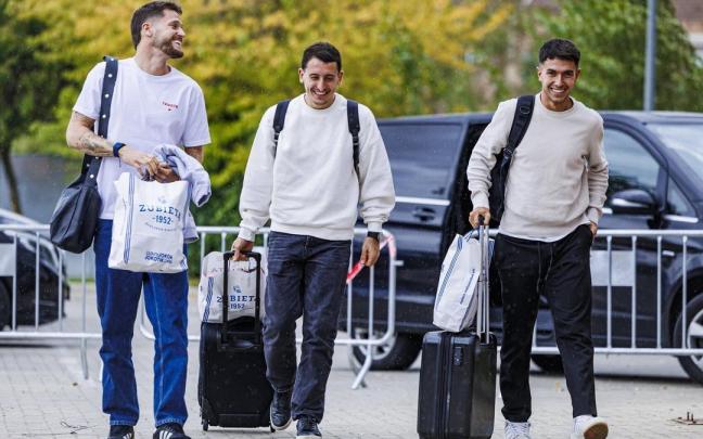 Remiro, Oyarzabal y Zubimendi, a su llegada este lunes a Las Rozas para concentrarse con la selección española absoluta. PABLO GARCÍA / RFEF