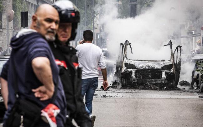 Los bomberos de Milán en el lugar de la explosión. Los bomberos de Milán en el lugar de la explosión.