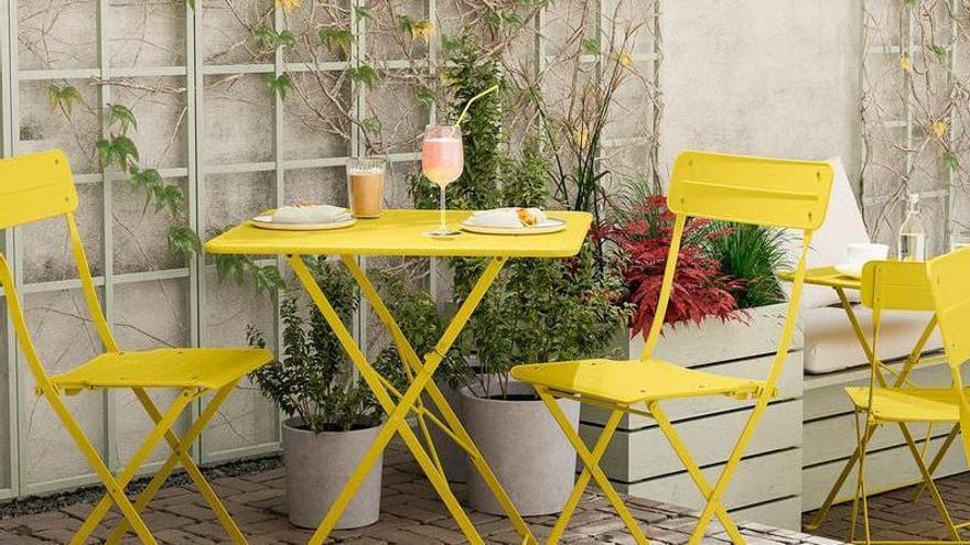 El conjunto de exterior Sundso de Ikea, con una mesa y dos sillas plegables