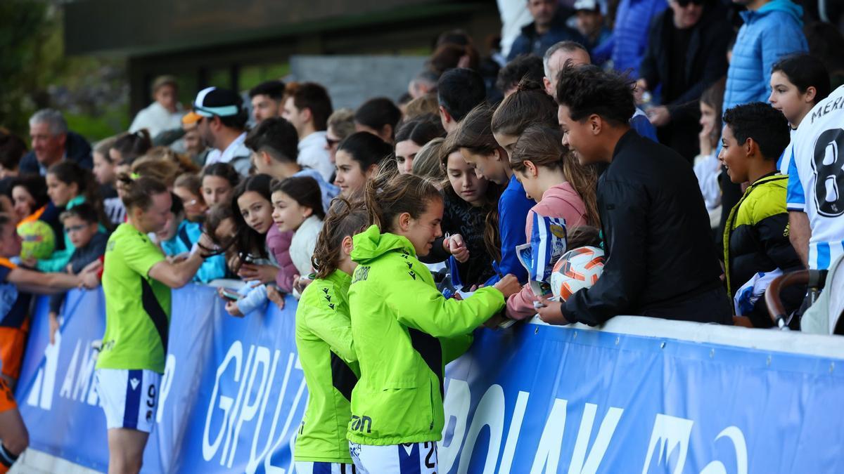 Las jugadoras de la Real firman autógrafos al público reunido en Zubieta. / N.G.