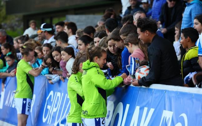 Las jugadoras de la Real firman autógrafos al público reunido en Zubieta. / N.G.