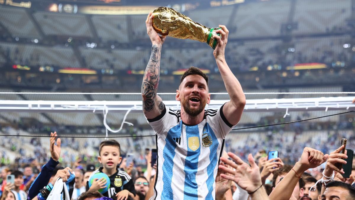Leo Messi levanta el trofeo de campeón después de que Argentina lograra el título en Catar 2022.