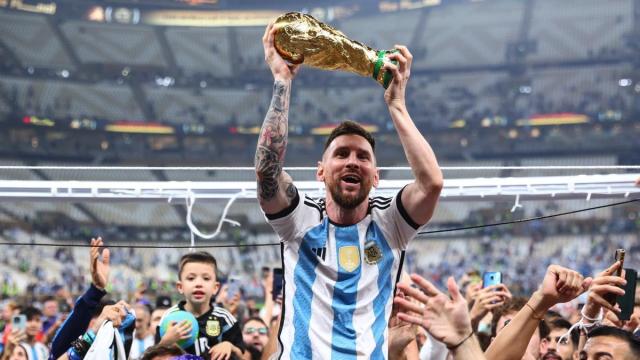 Leo Messi levanta el trofeo de campeón después de que Argentina lograra el título en Catar 2022.
