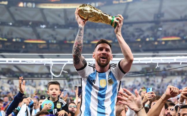 Leo Messi levanta el trofeo de campeón después de que Argentina lograra el título en Catar 2022.