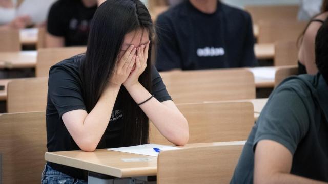Estudiantes en los exámenes de la PAU