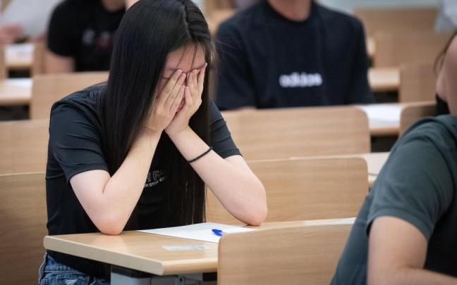 Estudiantes en los exámenes de la PAU