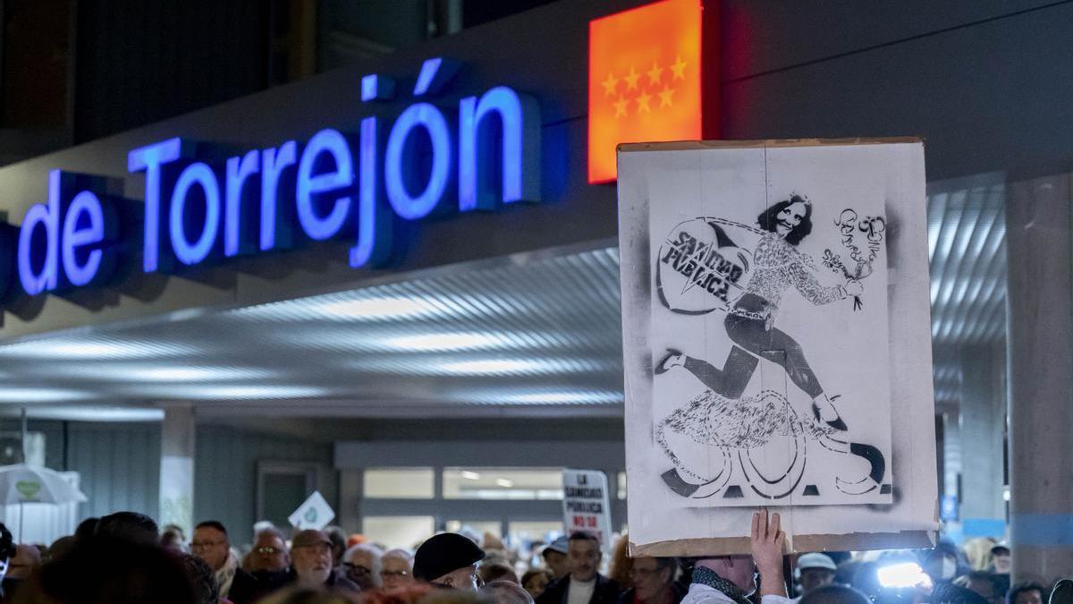 Manifestantes durante una concentración ante el Hospital de Torrejón para pedir que se gestione de forma pública.