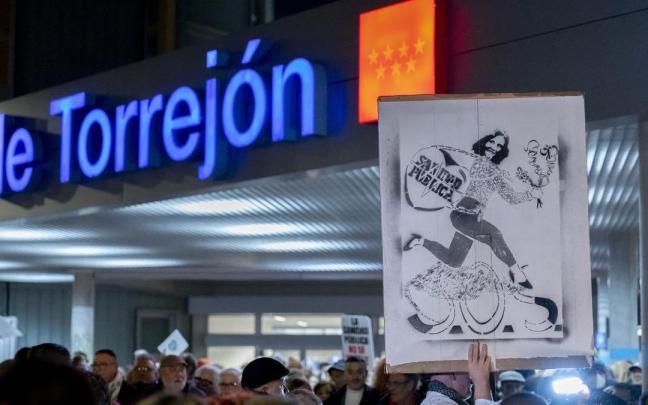 Manifestantes durante una concentración ante el Hospital de Torrejón para pedir que se gestione de forma pública.