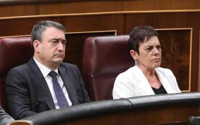El portavoz del PNV en el Congreso, Aitor Esteban, con la representante de EH Bildu, Mertxe Aizpurua