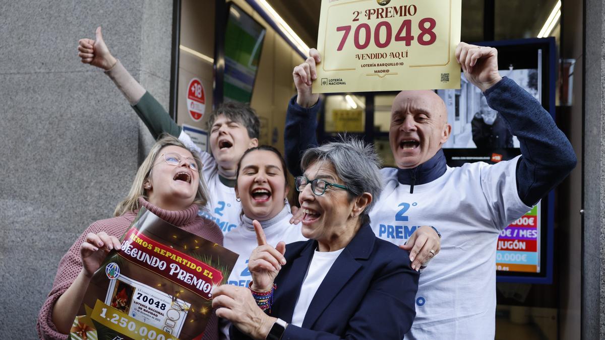 Celebración de la venta del segundo premio íntegro en Madrid.