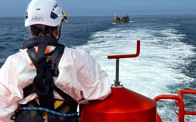 Salvamento Marítimo ha rescatado este domingo una patera en la que viajaban 138 personas Salvamento Marítimo ha rescatado este domingo una patera en la que viajaban 138 personas