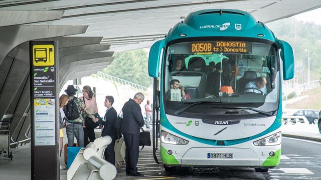 Pasajeros acceden al autobús que une el aeropuerto de Loiu con Donostia / David Vicent