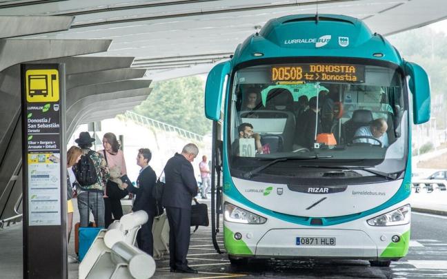Pasajeros acceden al autobús que une el aeropuerto de Loiu con Donostia / David Vicent