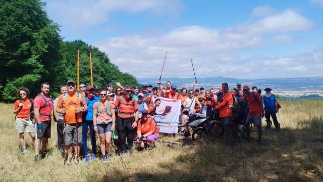En imágenes: Montes Solidarios corona el Mojón del Avellano