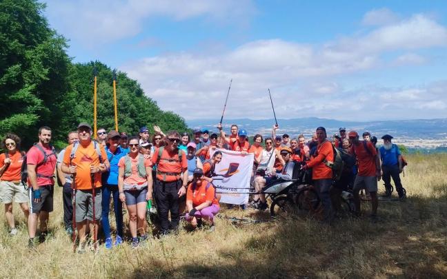 En imágenes: Montes Solidarios corona el Mojón del Avellano