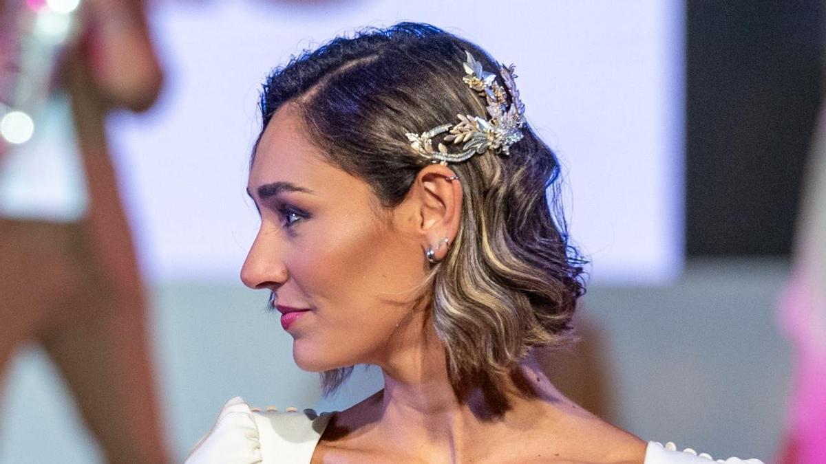 Una melena de estilo vintage chic decorada con un tocado lateral.