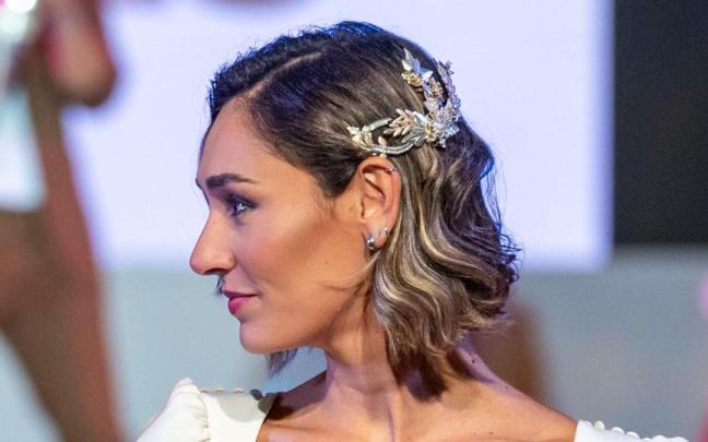 Una melena de estilo vintage chic decorada con un tocado lateral. / ROBERTO LECHADO Una melena de estilo vintage chic decorada con un tocado lateral.