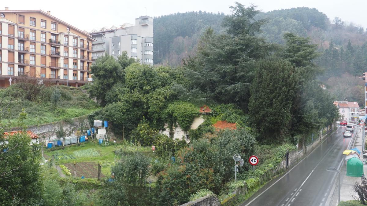 El destino de los jardines y terrenos que acogen a las villas de Isarria e Itsasmendi estuvo presente en el desarrollo del pleno
