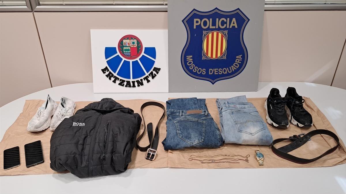 Material incautado en la investigación entre la Ertzaintza y los Mossos d'Escuadra por un asesinato en una vivienda de Irun