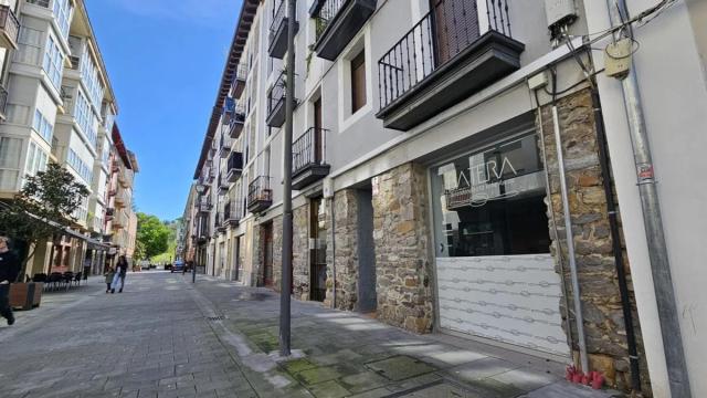 Una calle de Beasain con tiendas y bares. / Udala Una calle de Beasain con tiendas y bares.