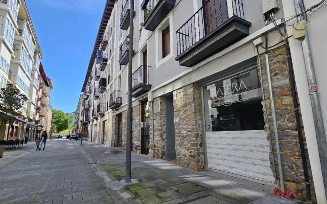 Una calle de Beasain con tiendas y bares. / Udala Una calle de Beasain con tiendas y bares.