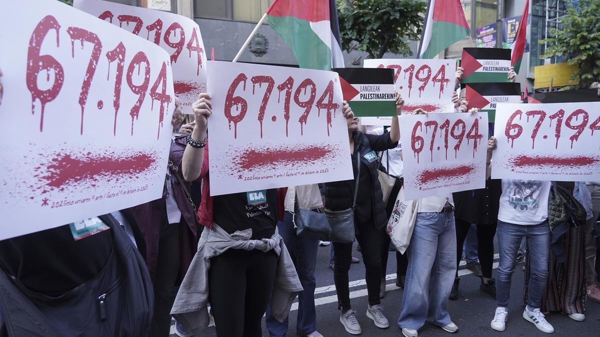 Carteles con el número oficial de gazatíes asesinados, durante la concentración de ELA.