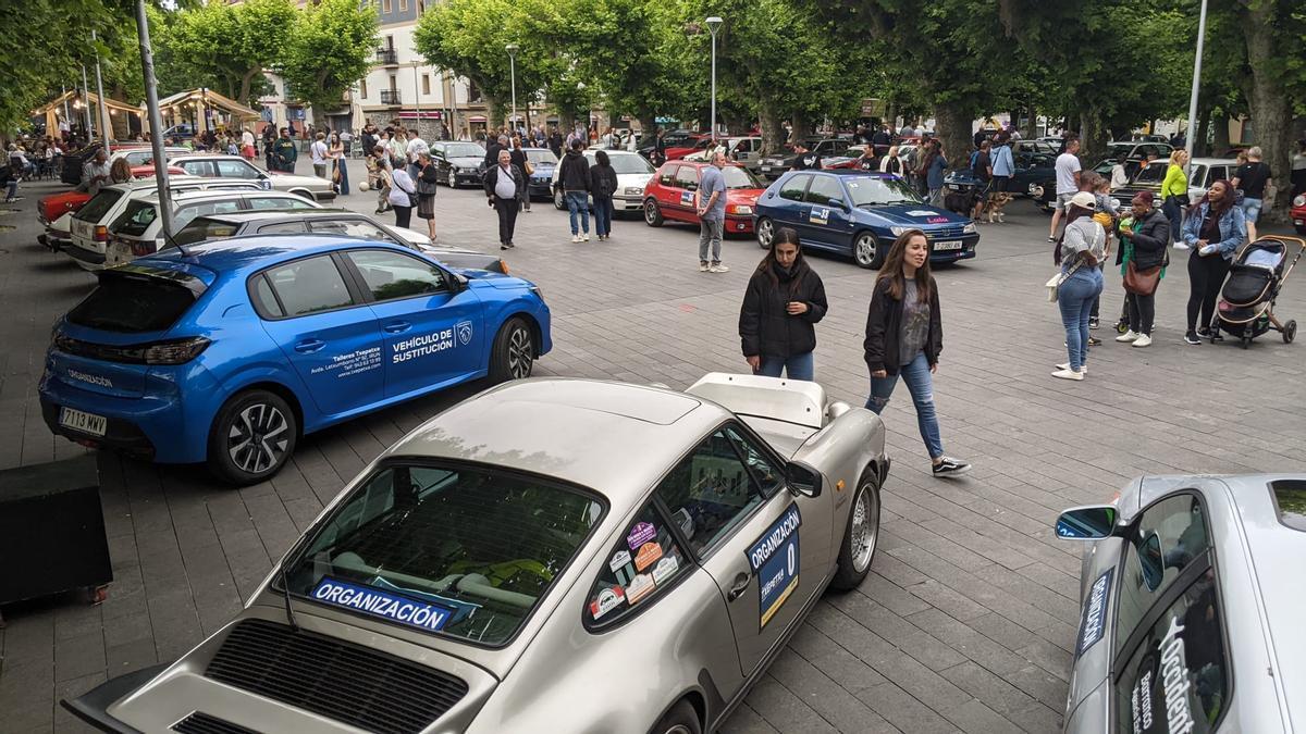 Los coches participantes en el Rally quedaron expuestos por la tarde en la plaza Urdanibia.
