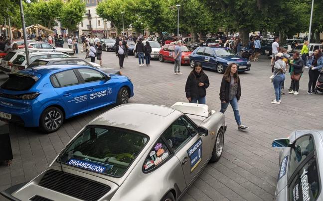 Los coches participantes en el Rally quedaron expuestos por la tarde en la plaza Urdanibia.