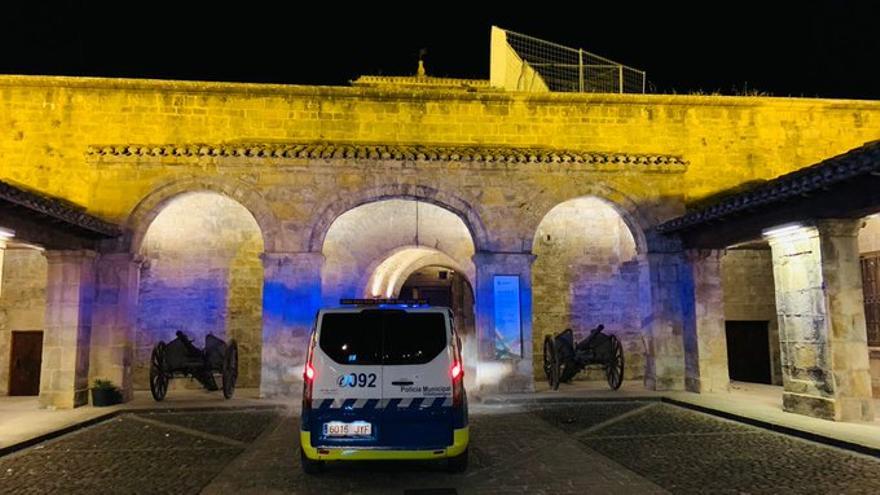 Una patrulla de Policía Municipal de Pamplona en la Ciudadela.