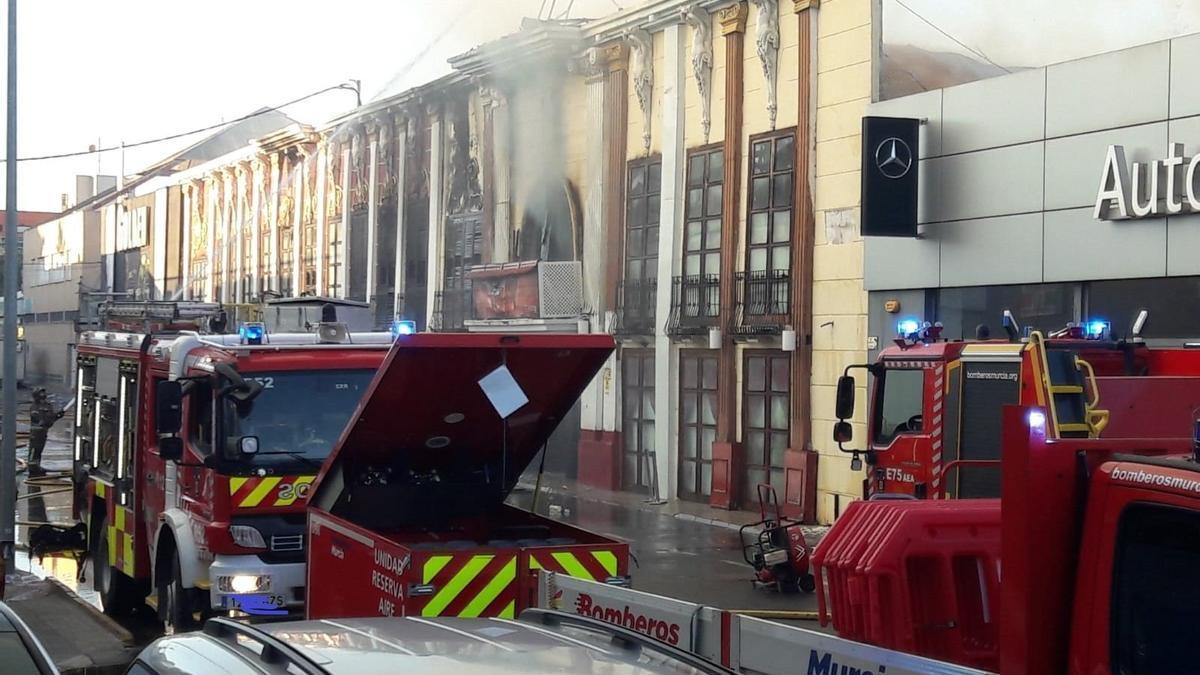 Imagen de la fachada de la discoteca quemada.