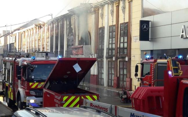 Imagen de la fachada de la discoteca quemada.